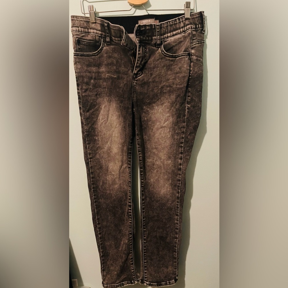 Gently used Torrid gray/black bombshell jeans! Straight cut.